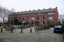 903935 Gezicht op het woonblok met de huizen Thomas à Kempisplantsoen 11 (links) - 15-II te Utrecht.